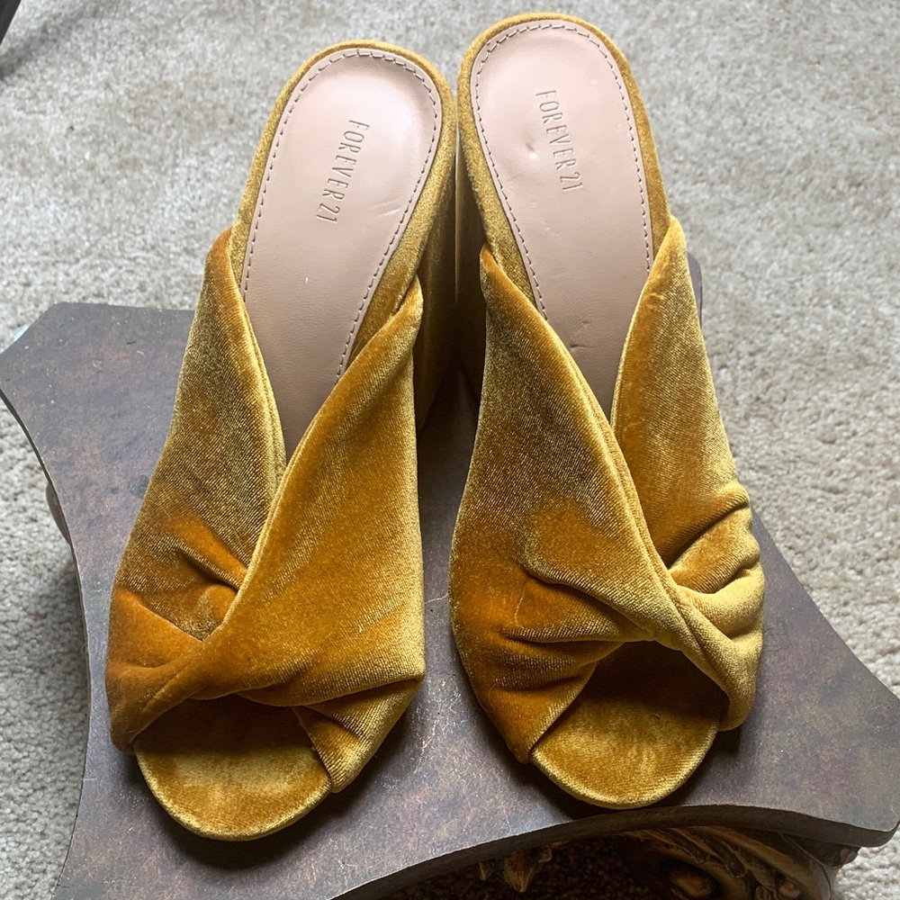 Forever 21 Women's Mustard Velvet Mules EUC